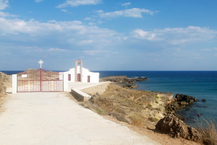 Церковь Святого Николая на краю мыса на пляже Агиос Николаос Василикос