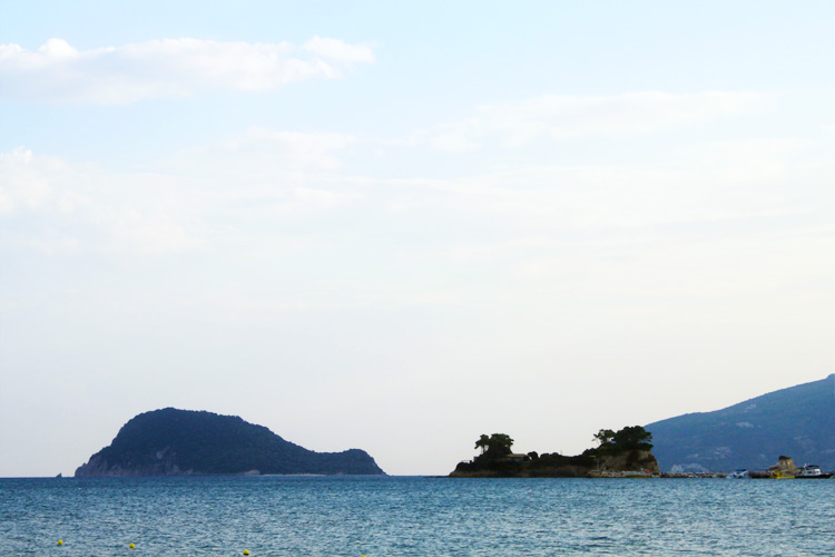 Вид на остров Маратониси в Лаганасе