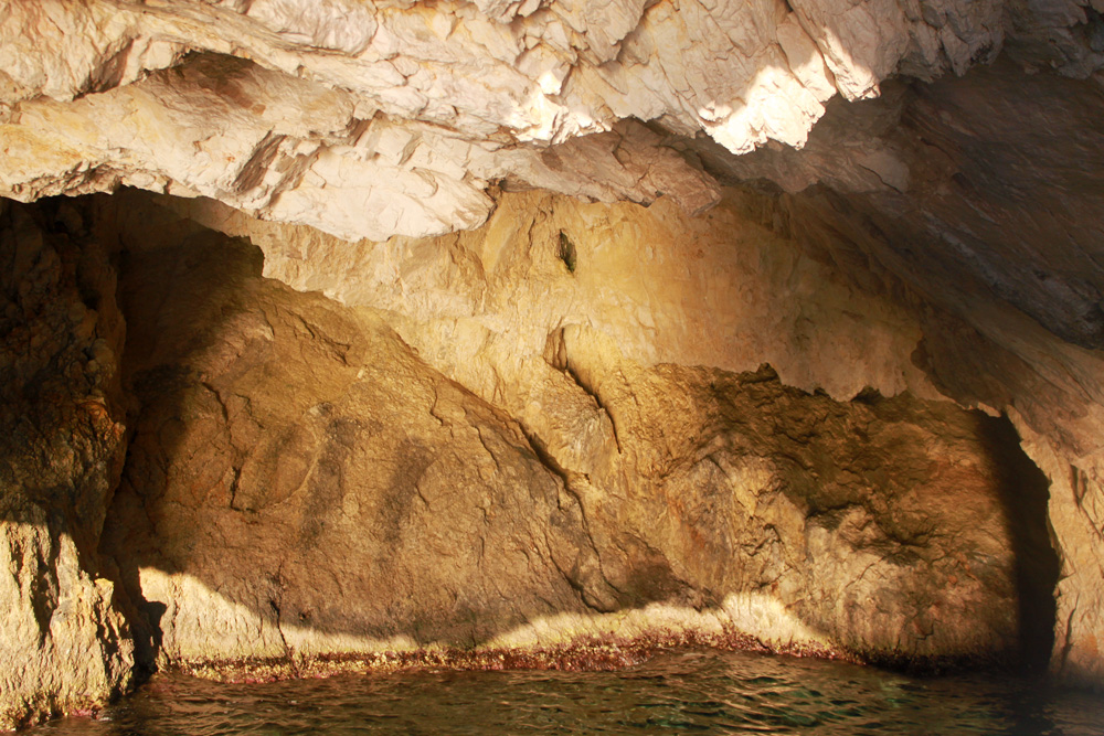 Внутри морской пещеры